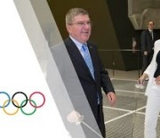 In timpul turului stadionului olimpic din Montreal, presedintele CIO Thomas Bach i-a oferit Nadiei Comaneci prima lectie de scrima