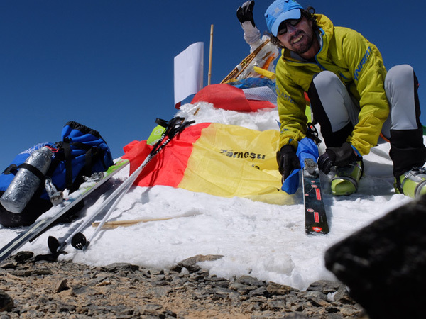 Premiera pentru Romania: Un salvamontist si un alpinist au urcat pe schiuri varful Muztagh Ata (7.546 m), din Tibet